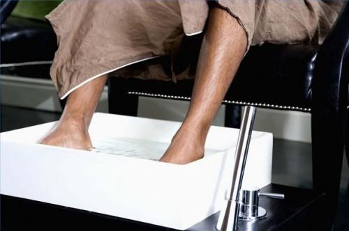 Hvordan Sett føttene i en Home Spa Detox Bath