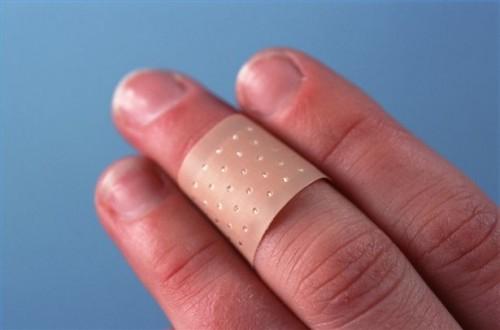 Slik fjerner en Band-Aid