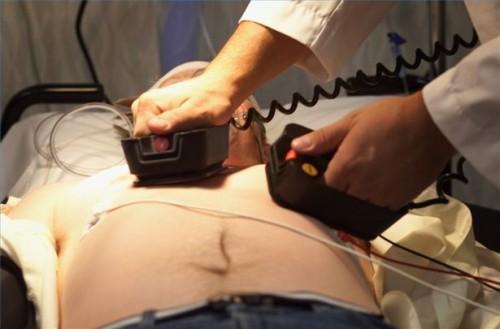 Hvordan bruke en automatisert ekstern defibrillator