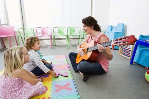 Hvordan bruke Music Therapy å hjelpe autistiske barn