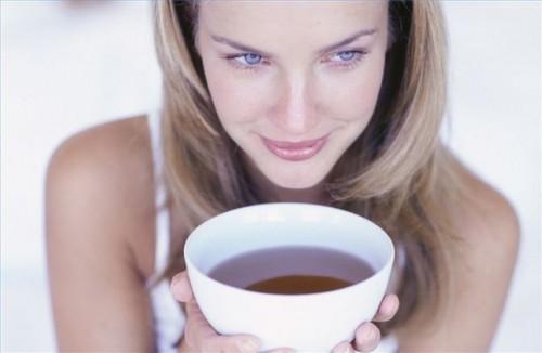 Hvordan lage en varmende Herbal Tea Blend