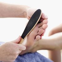 Hvordan behandle Hard hud på Bottom of Feet