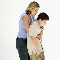 Hvordan å gjøre Heimlich manøver på barn