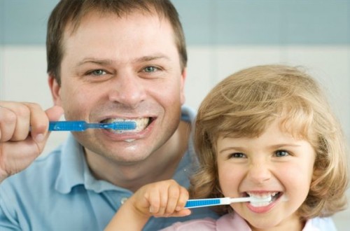 Hvordan lære små barn å utøve god munnhygiene