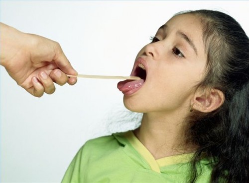 Hvordan behandle barn sår hals
